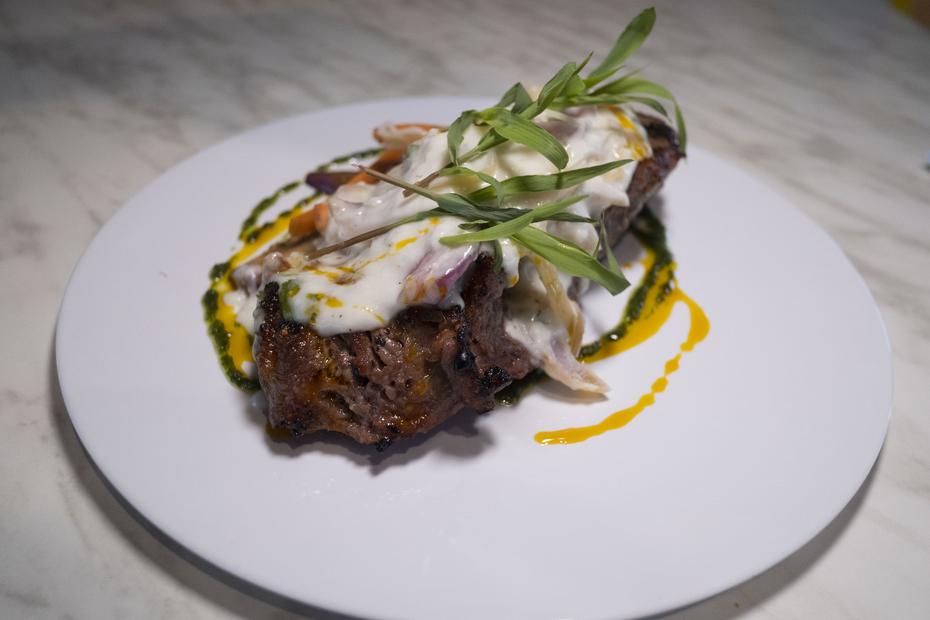 NY Steak encebollado, uno de los platos principales de Blends y favorito del apoderado de los Capitanes Frabián Eli.