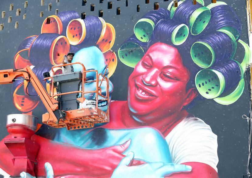 El artista dominicano Evaristo Angurria plantea en su mural un abrazo amistoso entre Puerto Rico y la hermana república.