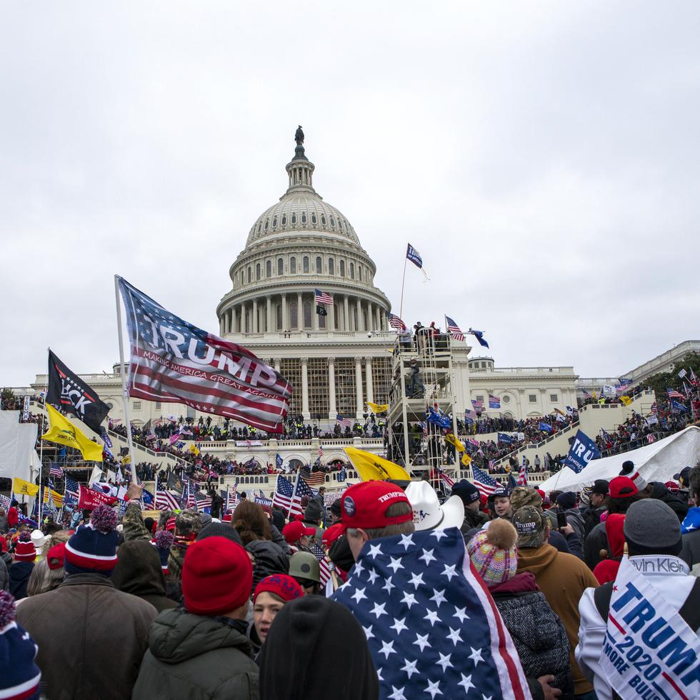 Insurrectos leales al presidente Donald Trump asaltan el Capitolio, Washington, 6 de enero de 2021.