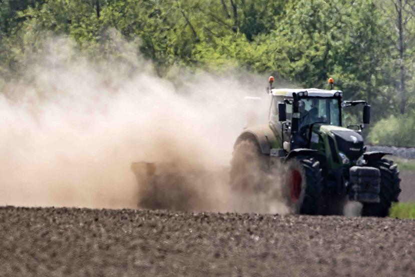 Un tractor cultiva un campo durante un largo período de sequía cerca de Bad Lauchstaedt, Alemania. (AP)