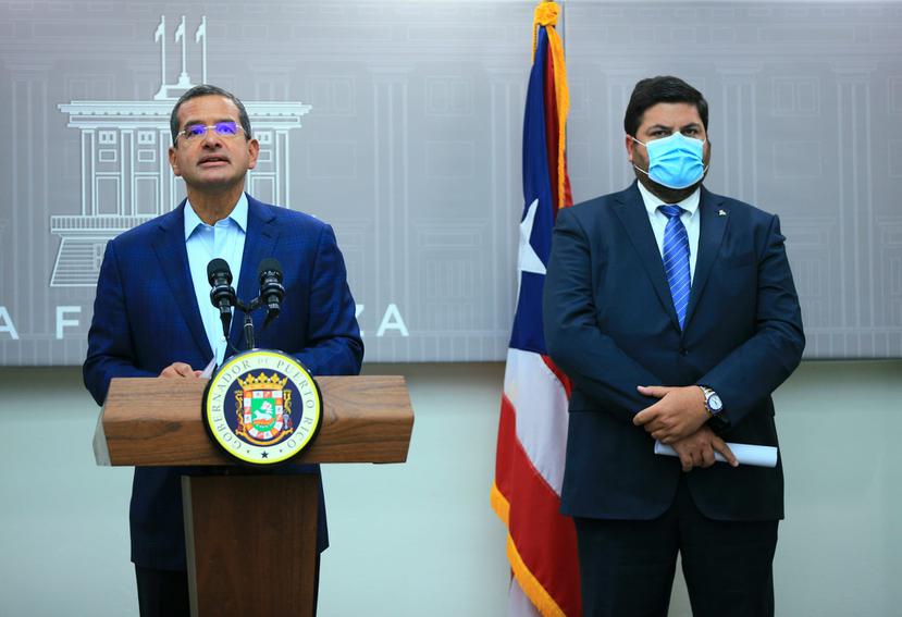 El gobernador Pedro Pierluisi junto al secretario de Salud, Carlos Mellado, durante el anuncio de la nueva orden ejecutiva que entra en vigor el jueves, 2 de septiembre.