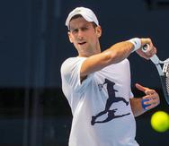 Novak Djokovic entrena en la cancha Rod Laver antes del Abierto de Australia en Melbourne Park.