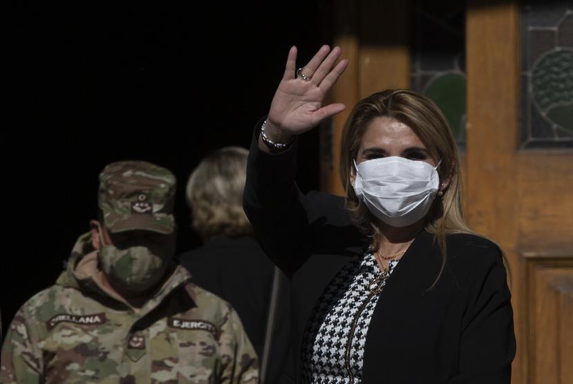 La presidenta interina de Bolivia, Jeanine Añez, saluda con una mascarilla puesta.