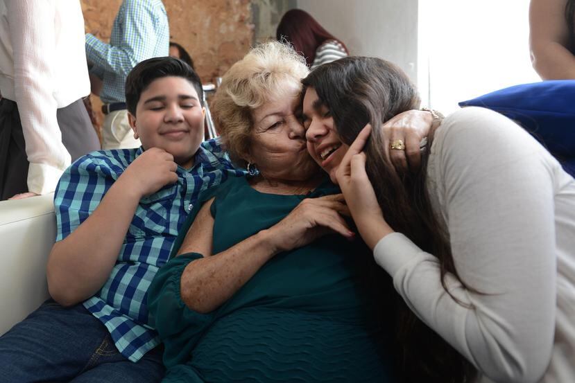 Tras dos años de separación, Josefa Vélez y su esposo Ramón se reencontraron con sus nietos Mila y Gustavo.