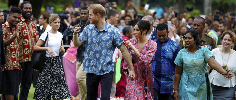La esposa del príncipe Harry, quien tiene cuatro meses de embarazo, visitó el mercado de Suva para conocer a algunas de las vendedoras que participaron en el proyecto "Mercados para el cambio" de la Organización de Naciones Unidas. (Foto: AP)