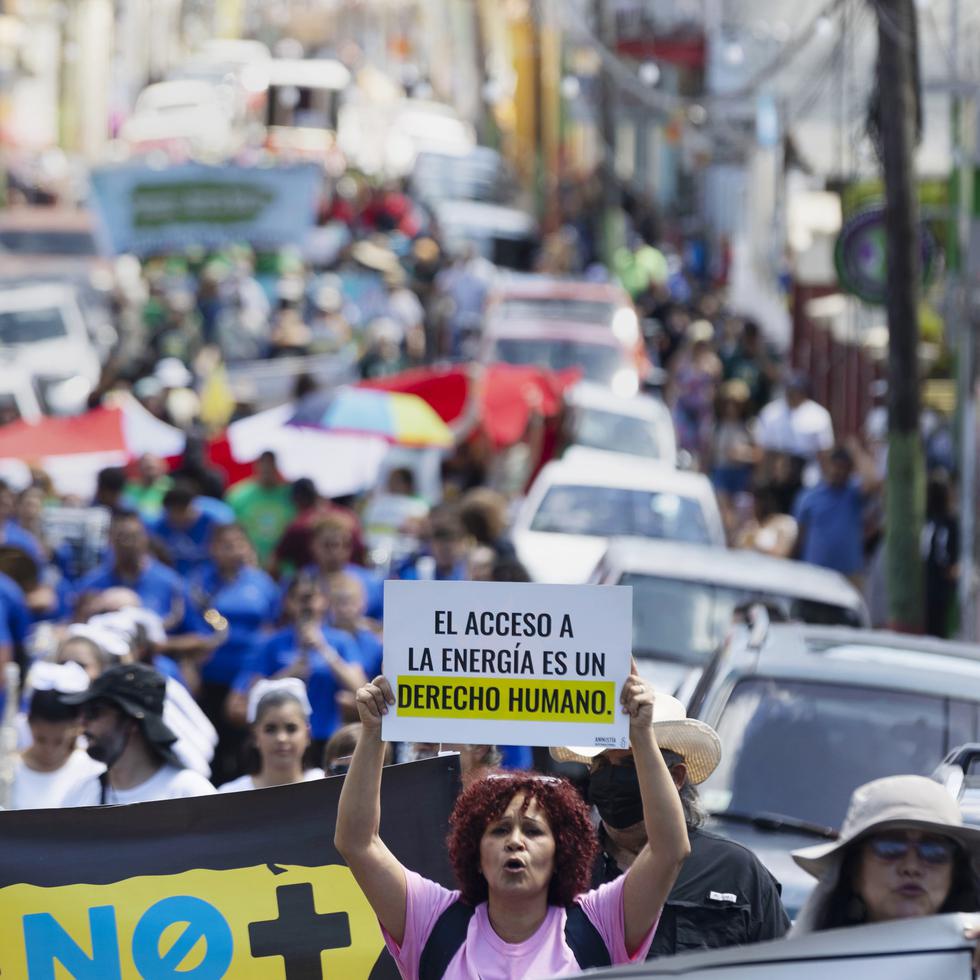La marcha, que salió de Casa Pueblo en Adjuntas, contó con la participación de organizaciones ambientalistas, de base comunitaria, feministas y de derechos humanos de diferentes partes del archipiélago.