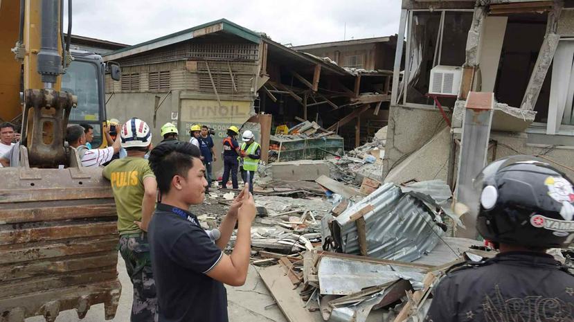 Vecinos y rescatistas miran estructuras dañadas por un terremoto en Padada, en la provincia de Davao del Sur, en Filipinas. (AP)