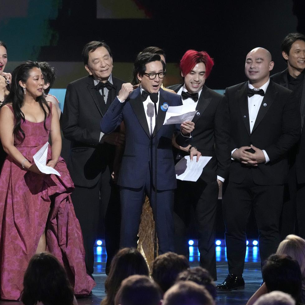 Ke Huy Quan, centro, y miembros del reparto de "Everything Everywhere All at Once reciben el premio a mejor elenco en la 29a entrega anual de los Premios del Sindicato de Actores de la Pantalla el 26 de febrero de 2023, en el hotel Fairmont Century Plaza en Los Angeles. (Foto AP/Chris Pizzello)