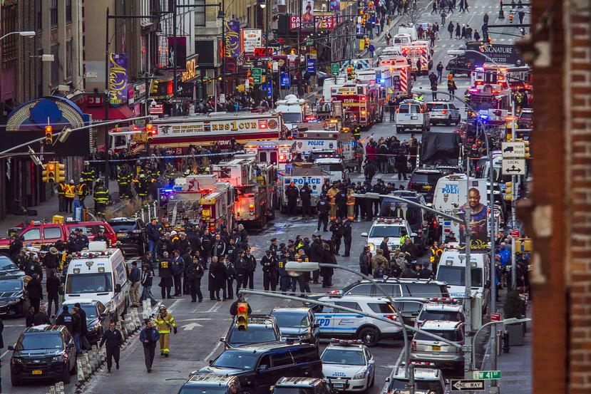Agentes de policía trabajan tras una explosión cerca de Times Square, en el centro de Nueva York, 11 de diciembre de 2017. (AP)