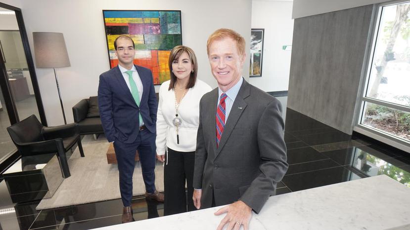 Los ejecutivos de FirstBank Caleb Navarro (izq.), Aysha Issa y Michael McDonald, posan en la nueva oficina de Platinum Banking. (Suministrada)
