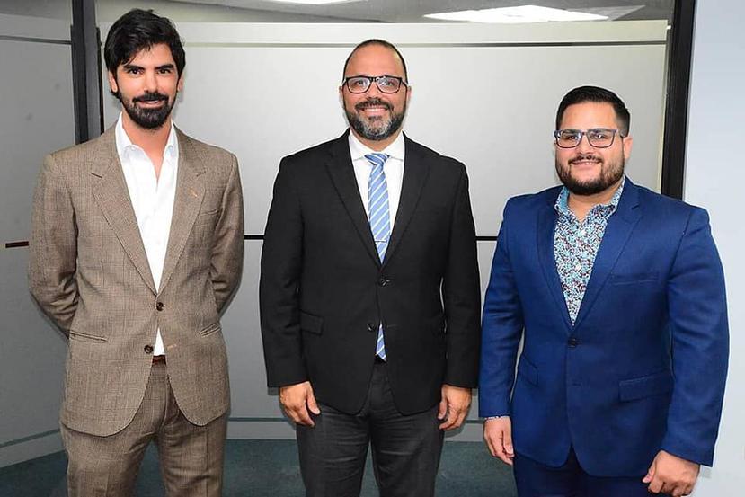 Desde la izquierda: Leandro Viotto, fundador de la Cumbre Internacional de Jóvenes Líderes; Manuel Laboy, secretario de Desarrollo Económico; y Roberto Pagán, director del Programa de Desarrollo de la Juventud.