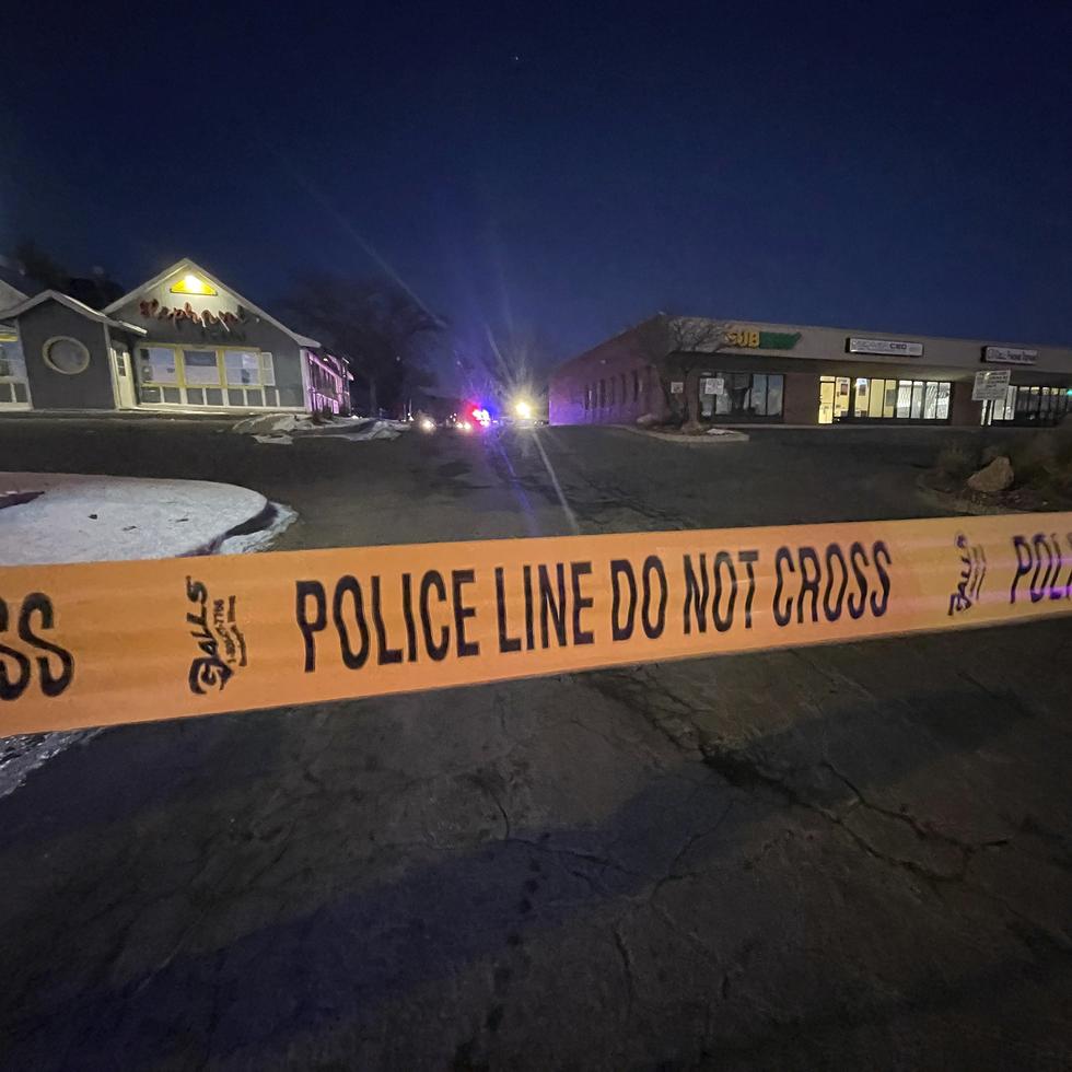 Una cinta del crimen instalada cerca de un club nocturno gay en Colorado Springs, Colorado, donde ocurrió un tiroteo el sábado por la noche.