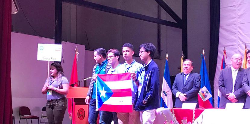 El equipo de Puerto Rico estuvo compuesto por los estudiantes Sebastián J. Portalatín, Ángel Rafael Gómez y Fayleon Lin. (Suministrada)
