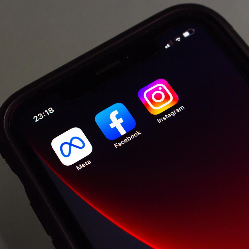 Imagen que muestra los iconos de las aplicaciones de Facebook e Instagram, ambas propiedad de Meta, en la pantalla de un iPhone.