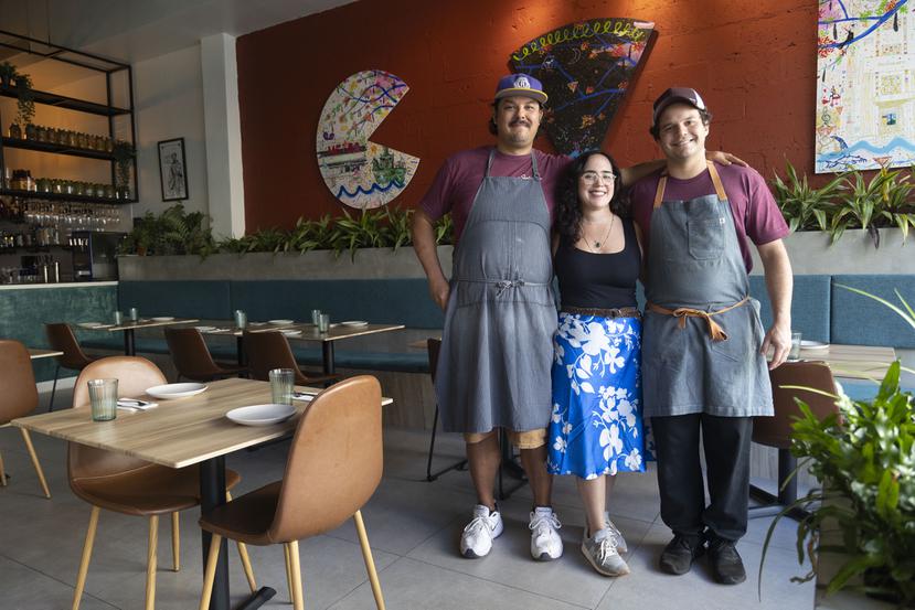De izquuerda a derecha Stephen Reyna, chef, Desirée Duarte, gerente, y Francis Guzmán, propietario de la pizzería La Santurcina.