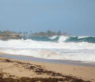 Fuerte oleaje producido por una marejada del norte. Foto tomada desde la playa en Condado el sábado 11 de marzo de 2023.