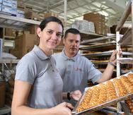 Catalina Rosario y Eliut Ortiz, propietarios de la empresa Orocoveña. Este último indicó que la producción de dulces típicos en su fábrica ha crecido 50% desde que comenzó a exportar.