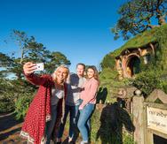 Varios turistas se toman un "selfie" frente a una de las casas en el Hobbiton. (EFE)