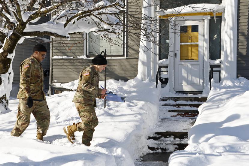 Miembros de la Guardia Nacional revisan a los residentes, el miércoles 28 de diciembre de 2022, en Buffalo, Nueva York.