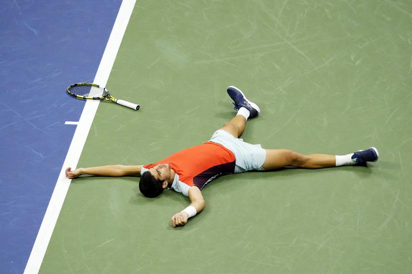 Carlos Alcaraz tirado en la pista tras vencer a Frances Tiafoe en las semifinales del US Open, el viernes 9 de septiembre de 2022, en Nueva York.