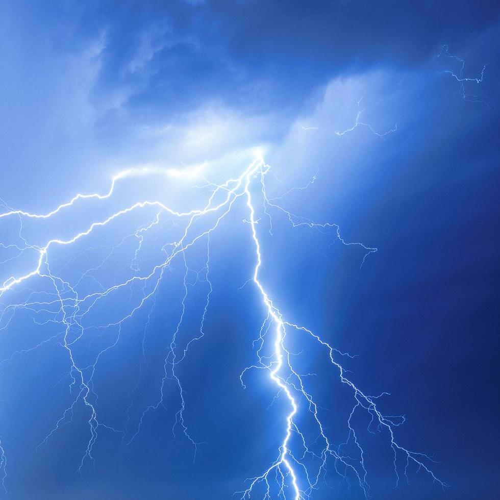 El Servicio Nacional de Meteorología recomienda al público a nunca permanecer en la intemperie durante una tormenta eléctrica o un evento de tronada fuerte.