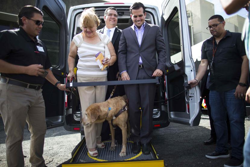 El gobernador Ricardo Rosselló hizo entrega hoy de 64 vehículos a 21 municipios y dos entidades sin fines de lucro.