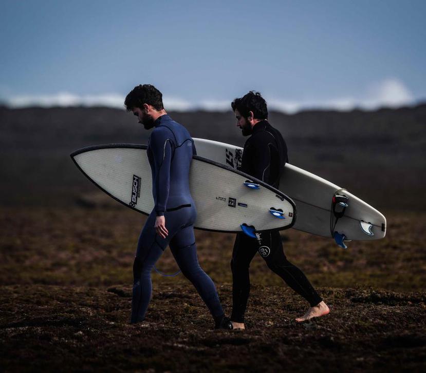 Surfers en la playa Ericeira. (Archivo)