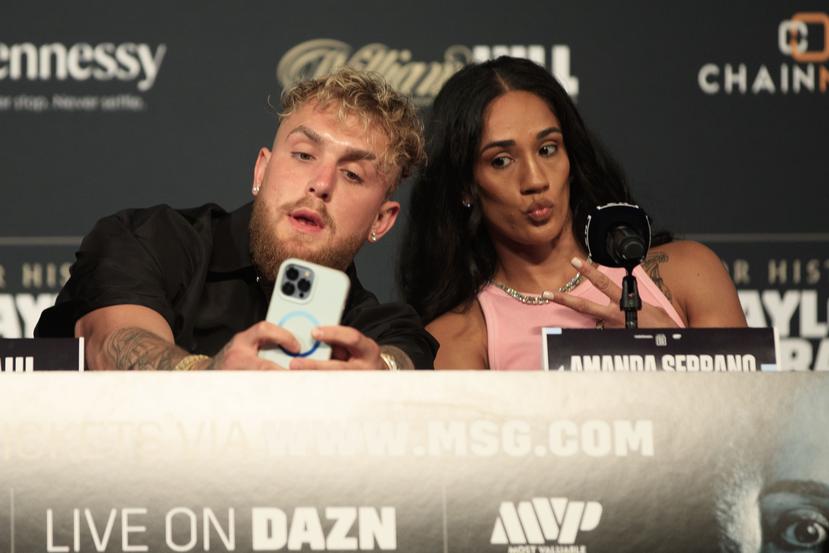 El influencer, boxeador y promotor Jake Paul, a la izquierda, junto a Amanda Serrano en una conferencia de prensa.