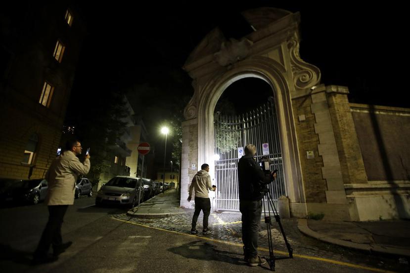Periodistas trabajan en la entrada de la embajada del Vaticano en Italia. (AP / Alessandra Tarantino)