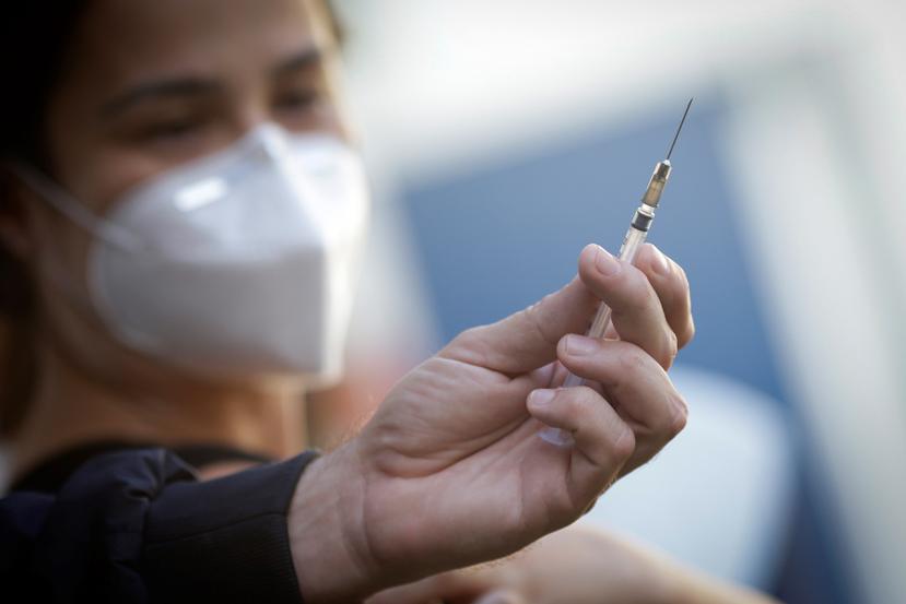 Una mujer que lleva una máscara protectora, fotografiada después de recibir una dosis de la vacuna contra el COVID-19 en Río de Janeiro, Brasil.