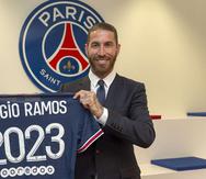 El defensa internacional español Sergio Ramos posa con una camiseta del Paris Saint-Germain luego que el club galo anunciara este jueves el fichaje del exjugador del Real Madrid por dos temporadas.