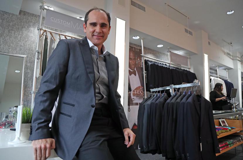 Leonardo Cordero, principal ejecutivo de la cadena  Leonardo Fifth Avenue, diseña las piezas "ready to wear" que se venden en sus establecimientos. La empresa es reconocida también por el alquiler de tuxedos.