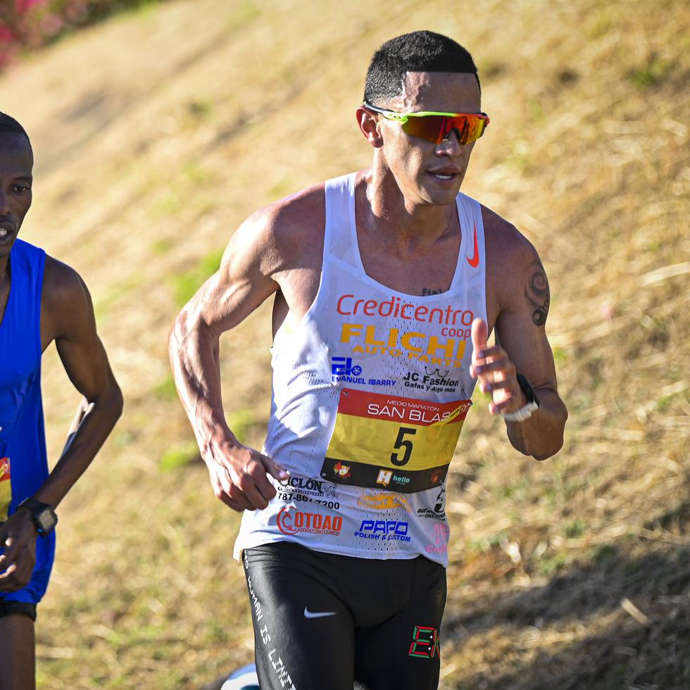 Alexander Torres, a la derecha, recorrió el Medio Maratón San Blas, de Coamo, con tiempo de una hora, tres minutos y 58 segundos (1:03.58).