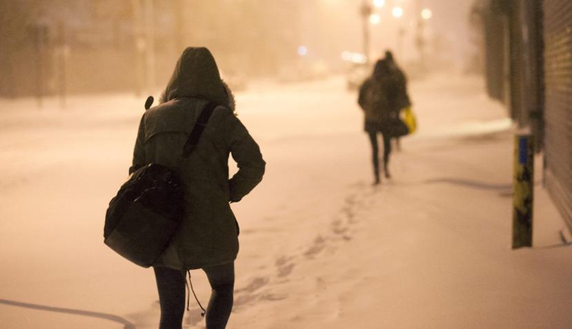Peatones caminan por una calle nevada en Nueva York tras el azote de la tormenta invernal denominada ‘Hércules’ que sacude el noreste Estados Unidos. (EFE/Sebastián Gabriel)
