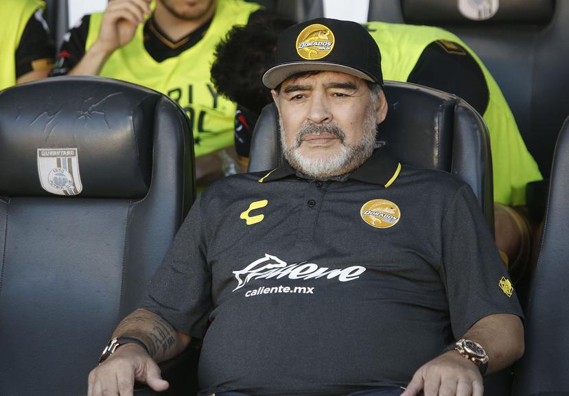El argentino Diego Armando Maradona, entrenador de Dorados en México, observa a los jugadores. (Agencia EFE)