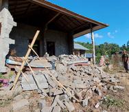 Un hombre, observa los daños causados por un sismo en su casa, en Karangase, en la isla de Bali, Indonesia, el 16 de octubre de 2021.