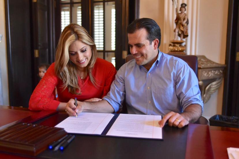 El gobernador Ricardo Rosselló, acompañado de su esposa Beatriz Rosselló, firma la nueva orden ejecutiva. (Suministrada)