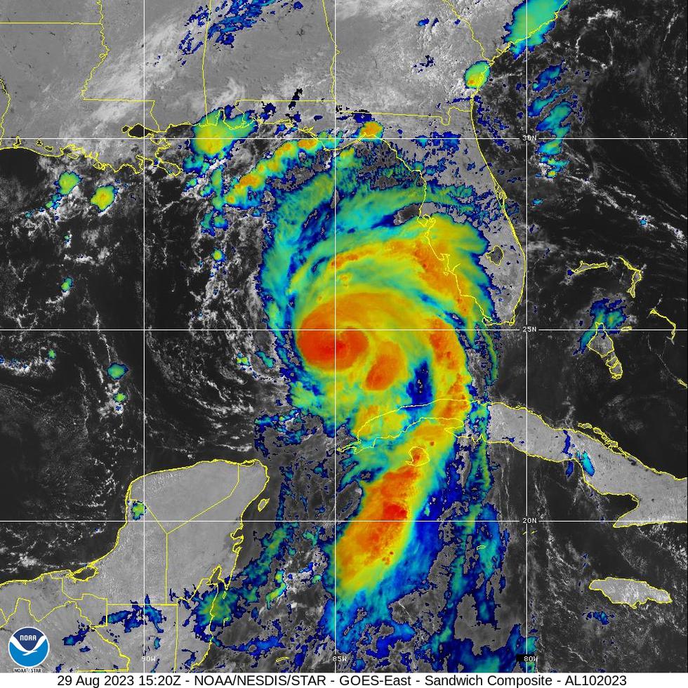 Imagen Sándwich (combinación entre imagen visible e infrarroja) del satélite GOES-East que muestra el huracán Idalia a las 11:00 a.m. del 29 de agosto de 2023.