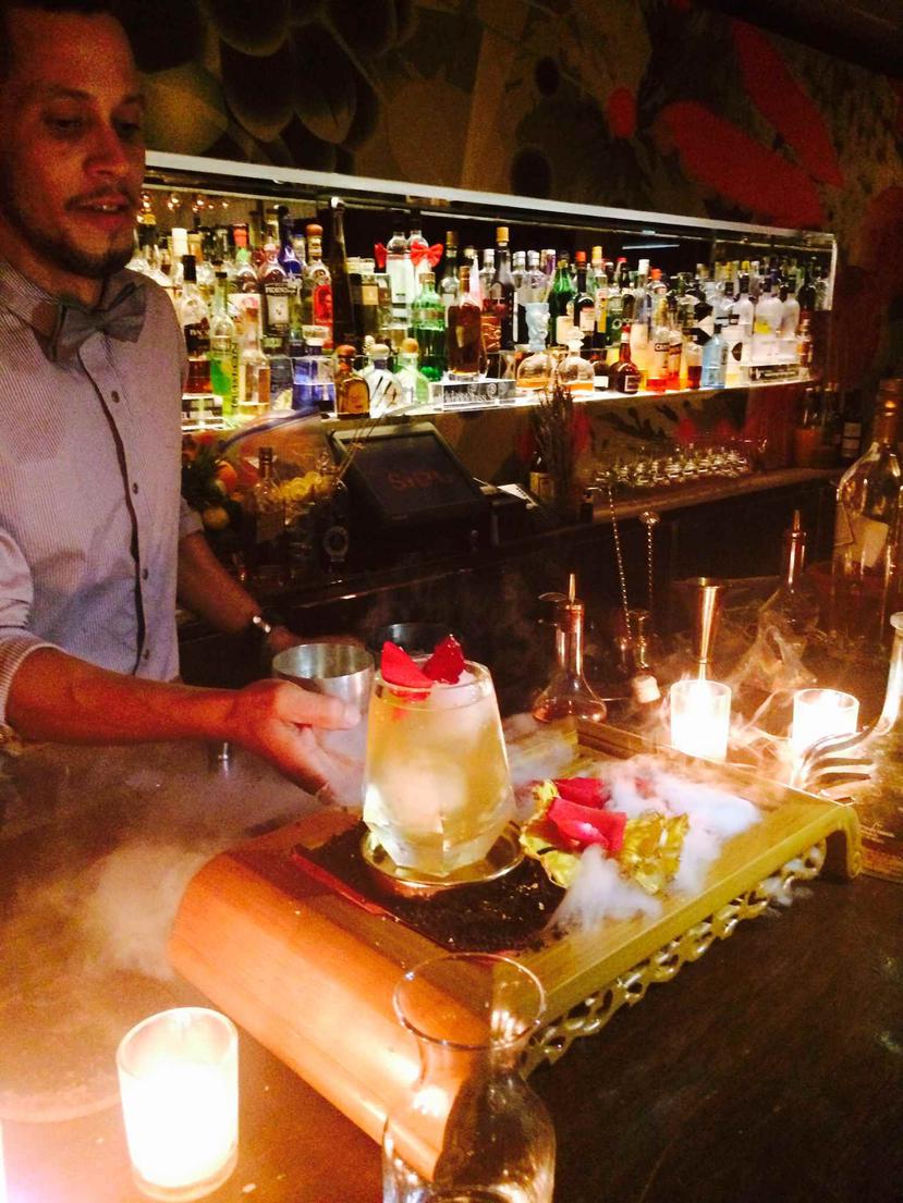 El bartender Jonatan Meléndez prepara el “Coctel más lujoso”.