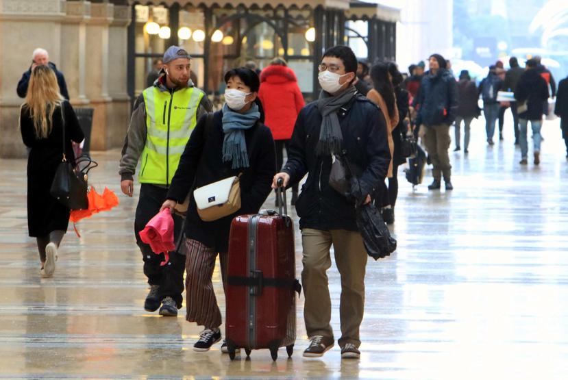 Mientras en China se registra una baja en contagios, a nivel global se sigue propagando la enfermedad. (EFE/EPA/Paolo Salmoirago)