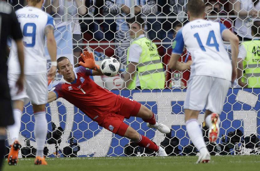 Momento en que Hannes Halldorsson detiene el penal pateado por Lionel Messi. (AP)