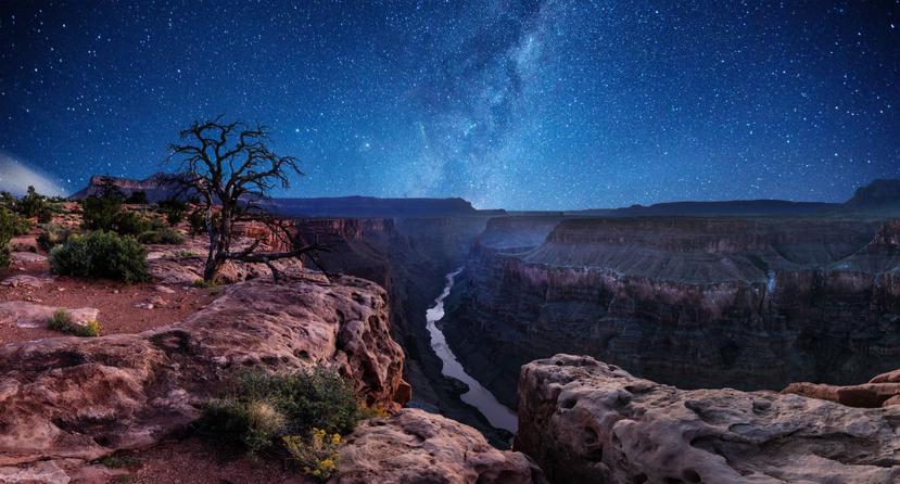 La Vía Láctea ilumina el cielo nocturno sobre el Gran Cañón. La ausencia de contaminación lumínica permite observar un espectáculo celeste que el el 60 % de la población de Estados Unidos no puede apreciar. (Shutterstock.com)