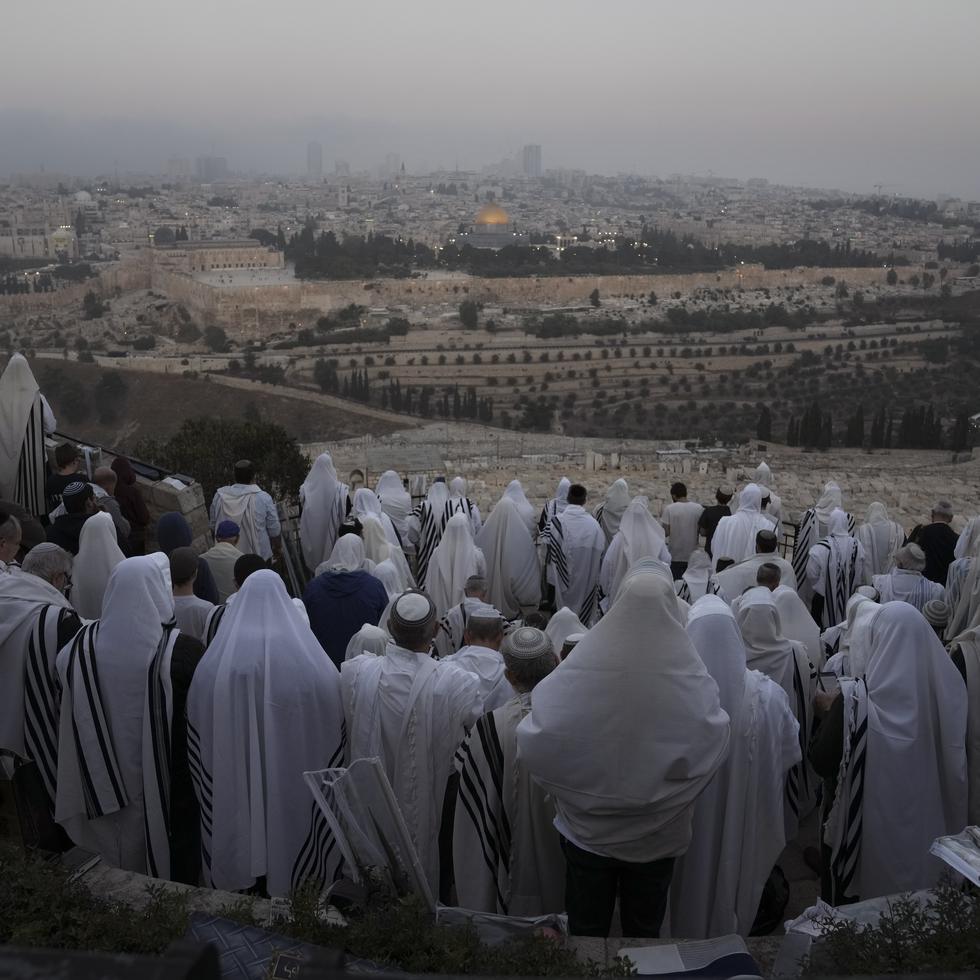 Judíos ultraortodoxos en el Monte de los Olivos. Al fondo, la antigua ciudad de Jerusalén. (AP Photo/Mahmoud Illean)