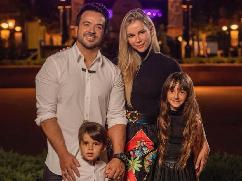 El cantautor Luis Fonsi celebró junto a su esposa Águeda López y sus hijos Rocco y Mikaela, el estreno del espectáculo "Harmonious" en el parque Epcot, del cual él forma parte.