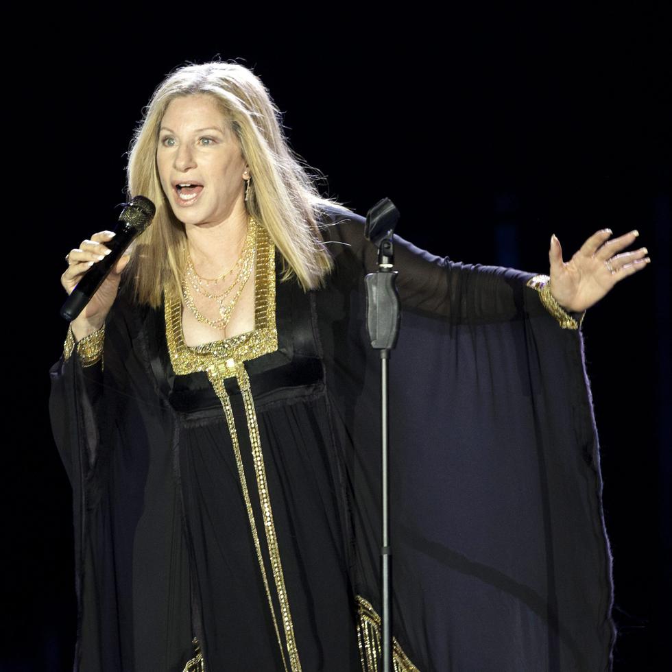 ARCHIVO- La actriz y cantante estadounidense Barbra Streisand durante un concierto en el estadio Bloomfield en Tel Aviv (Israel) en 2013.