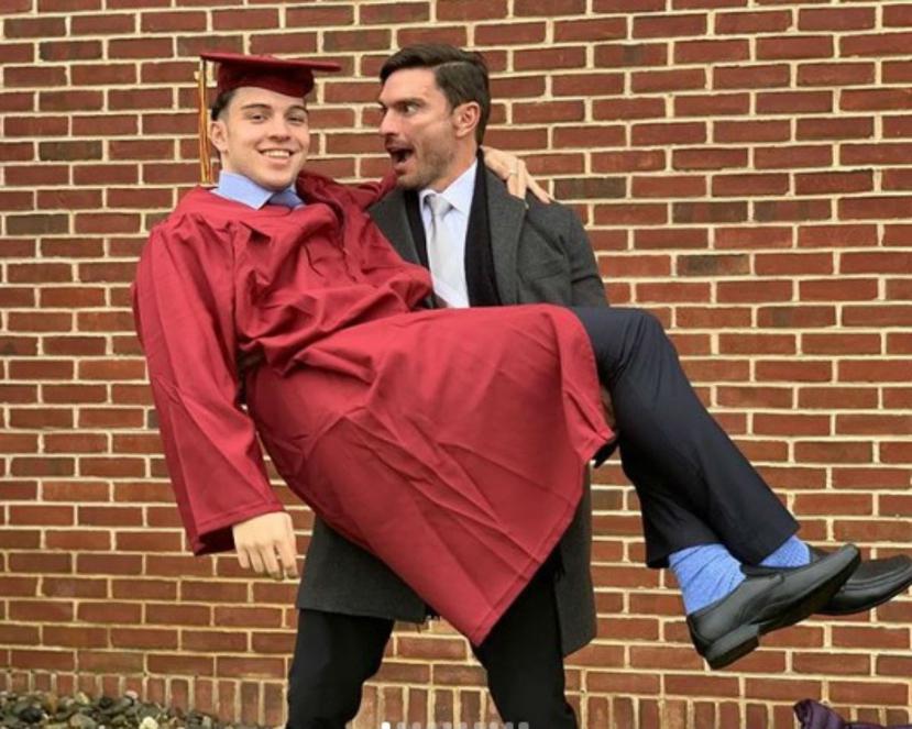Julián Gil expresó su orgullo por la graduación de su hijo. (Instagram)