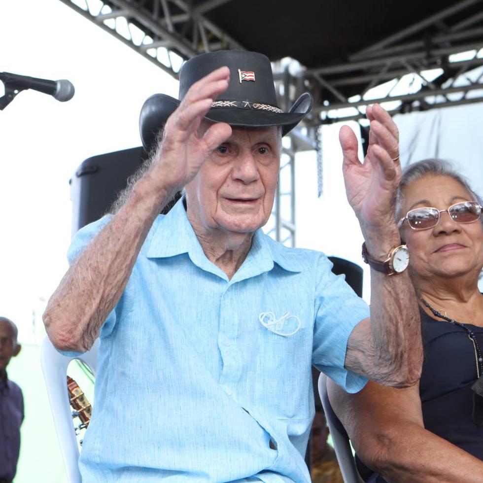 Don Joaquín Mouliert es un destacado maestro de la trova y música puertorriqueña, un cantautor, poeta de la patria puertorriqueña quien por más de 50 le cantó a la cultura del país.