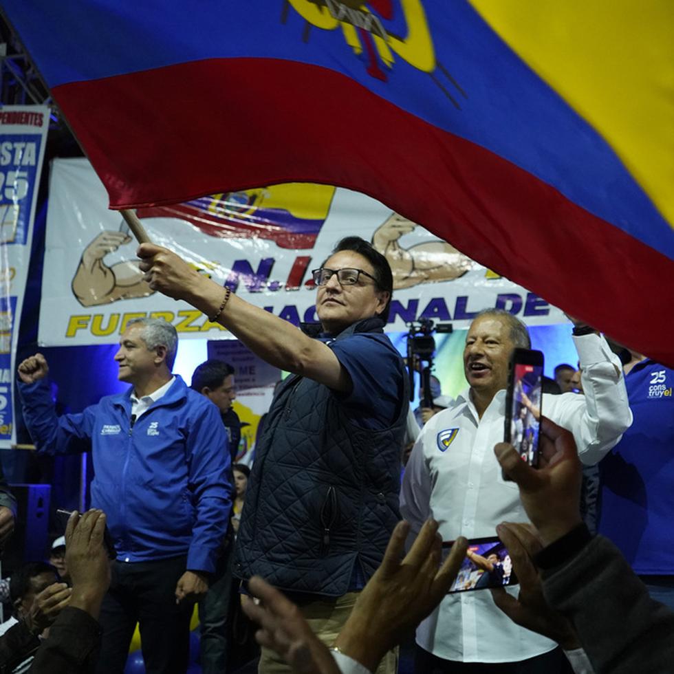 El candidato presidencial Fernando Villavicencio ondea una bandera de Ecuador en un acto de campaña en un colegio minutos antes de ser asesinado a tiros a la salida de ese recinto educativo en Quito, Ecuador.
