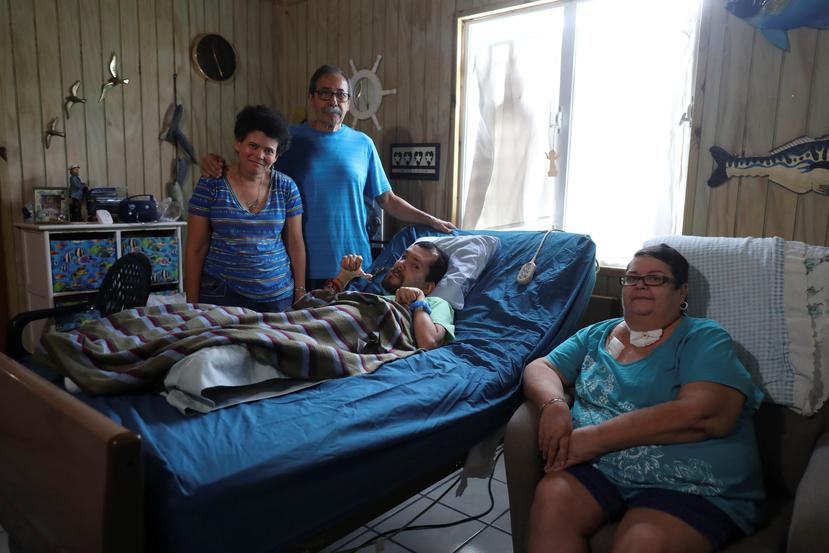 Abraham tiene dos hijos  con discapacidades, Emanuel y Brenda, y su esposa Gladys Fuentes está enferma, por lo que solicitó el seguro social suplementario.