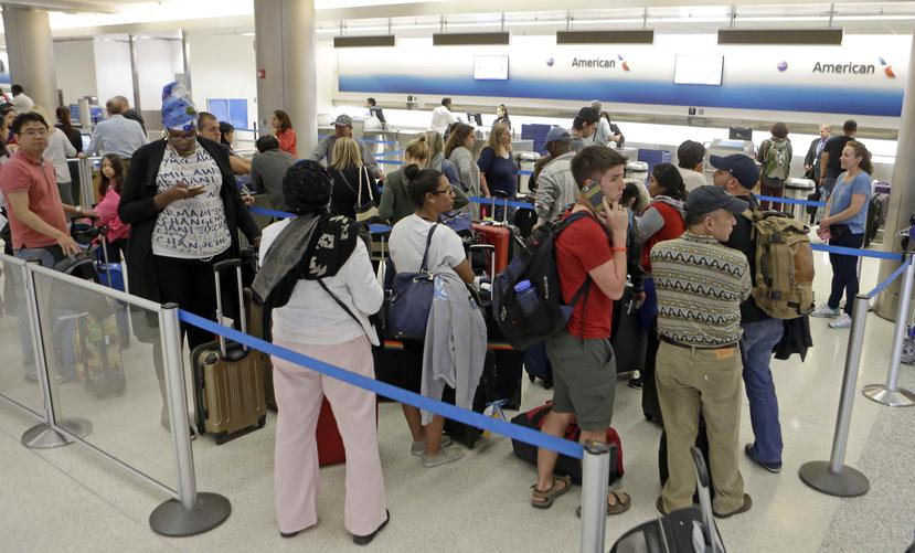 En el aeropuerto internacional Luis Muñoz Marín los pasajeros se enteraron de las cancelaciones de sus vuelos. (AP)